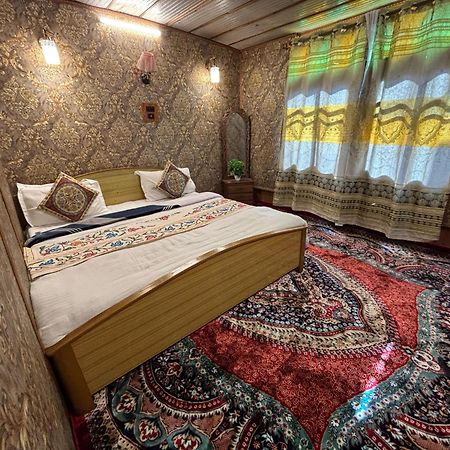 Houseboat New Suzan Hotel Srīnagar Buitenkant foto