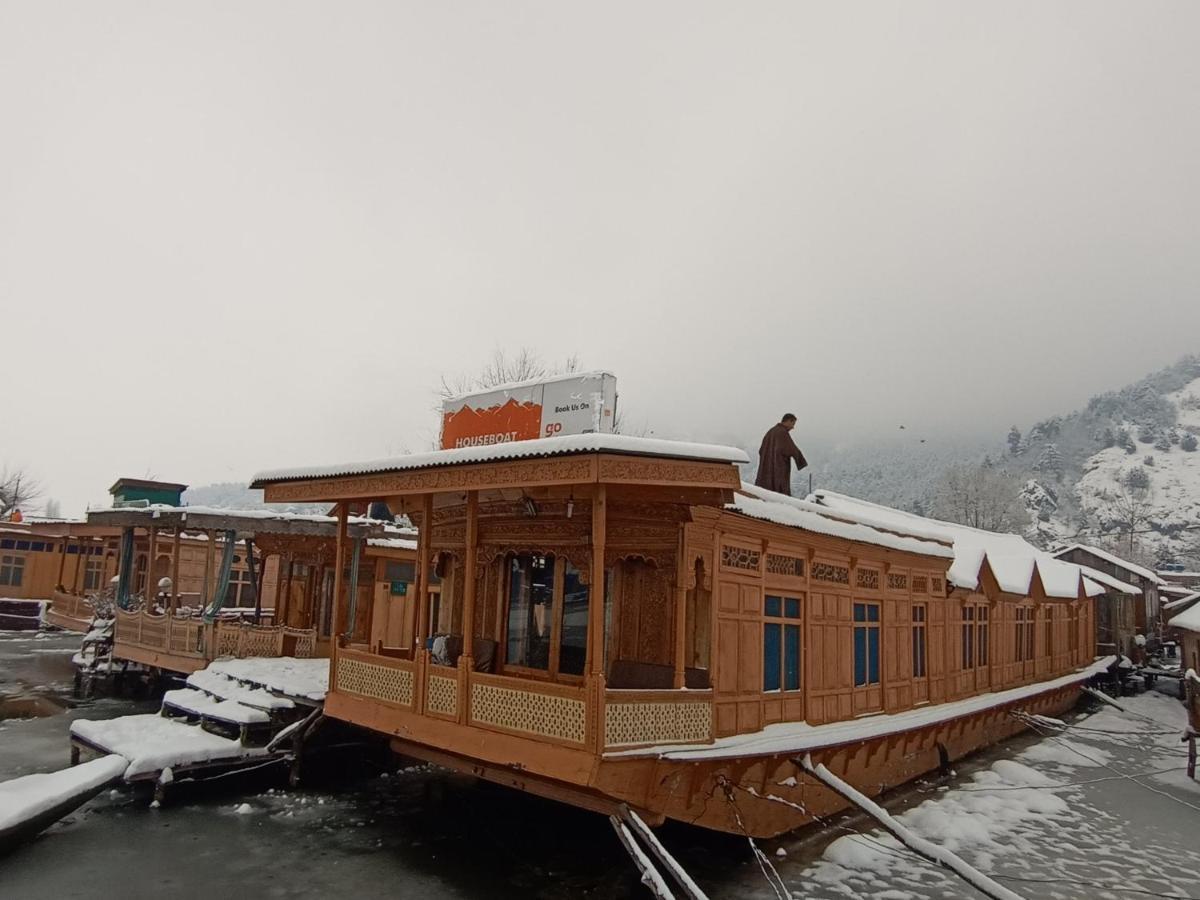 Houseboat New Suzan Hotel Srīnagar Buitenkant foto