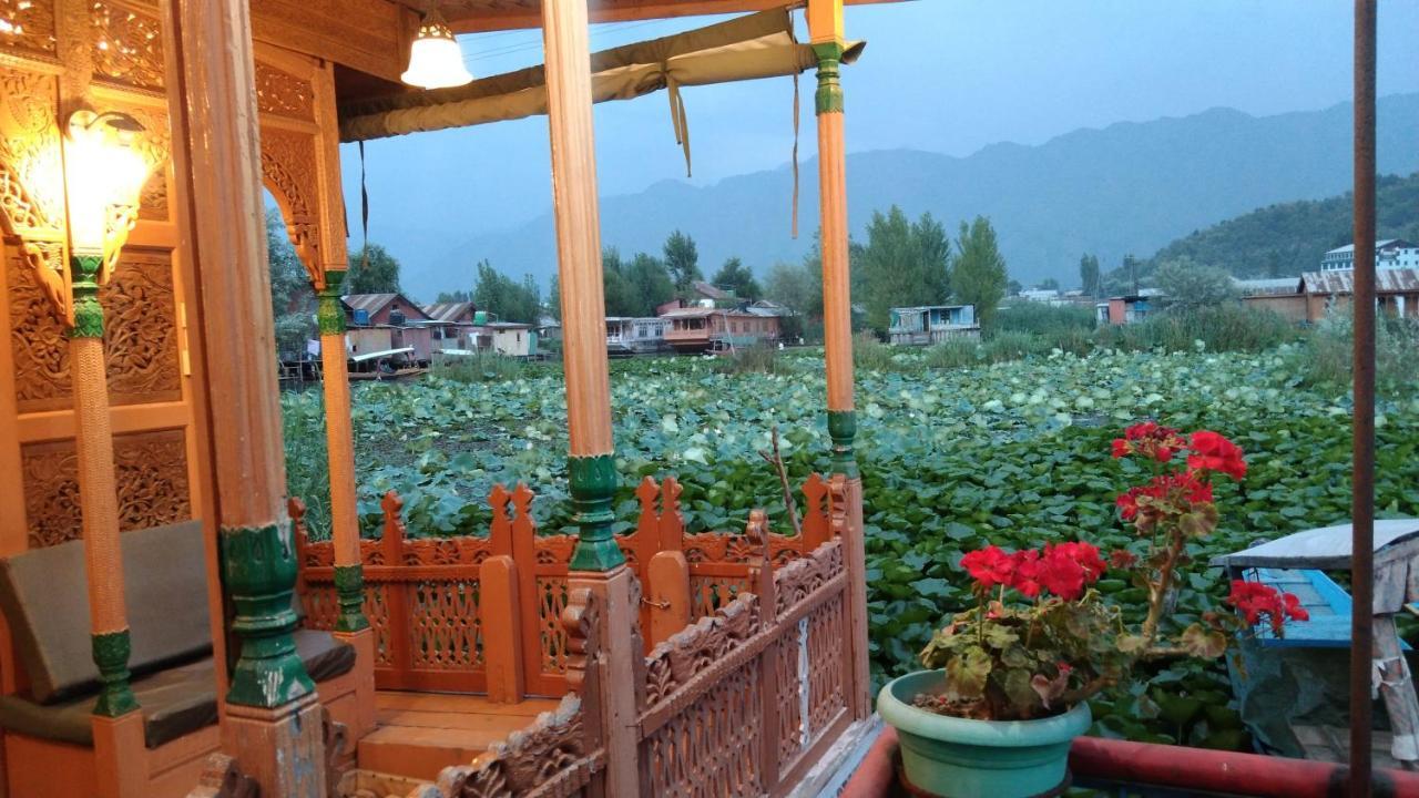 Houseboat New Suzan Hotel Srīnagar Buitenkant foto