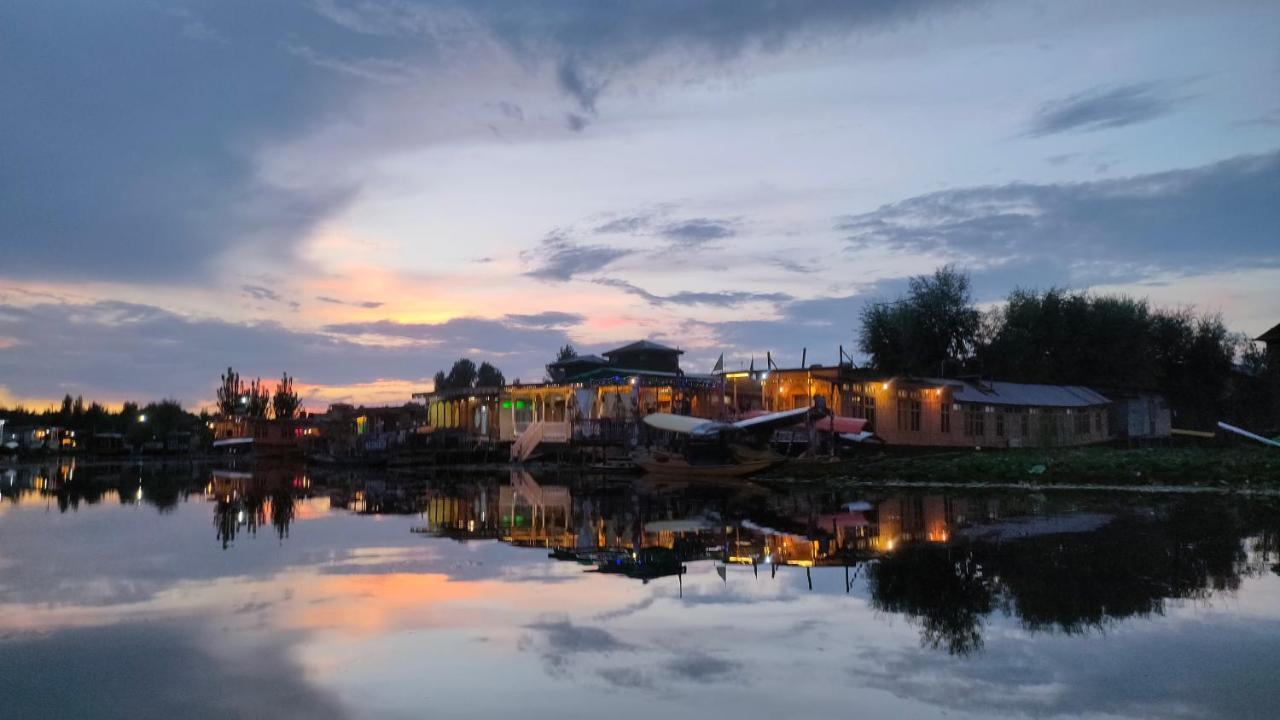 Houseboat New Suzan Hotel Srīnagar Buitenkant foto