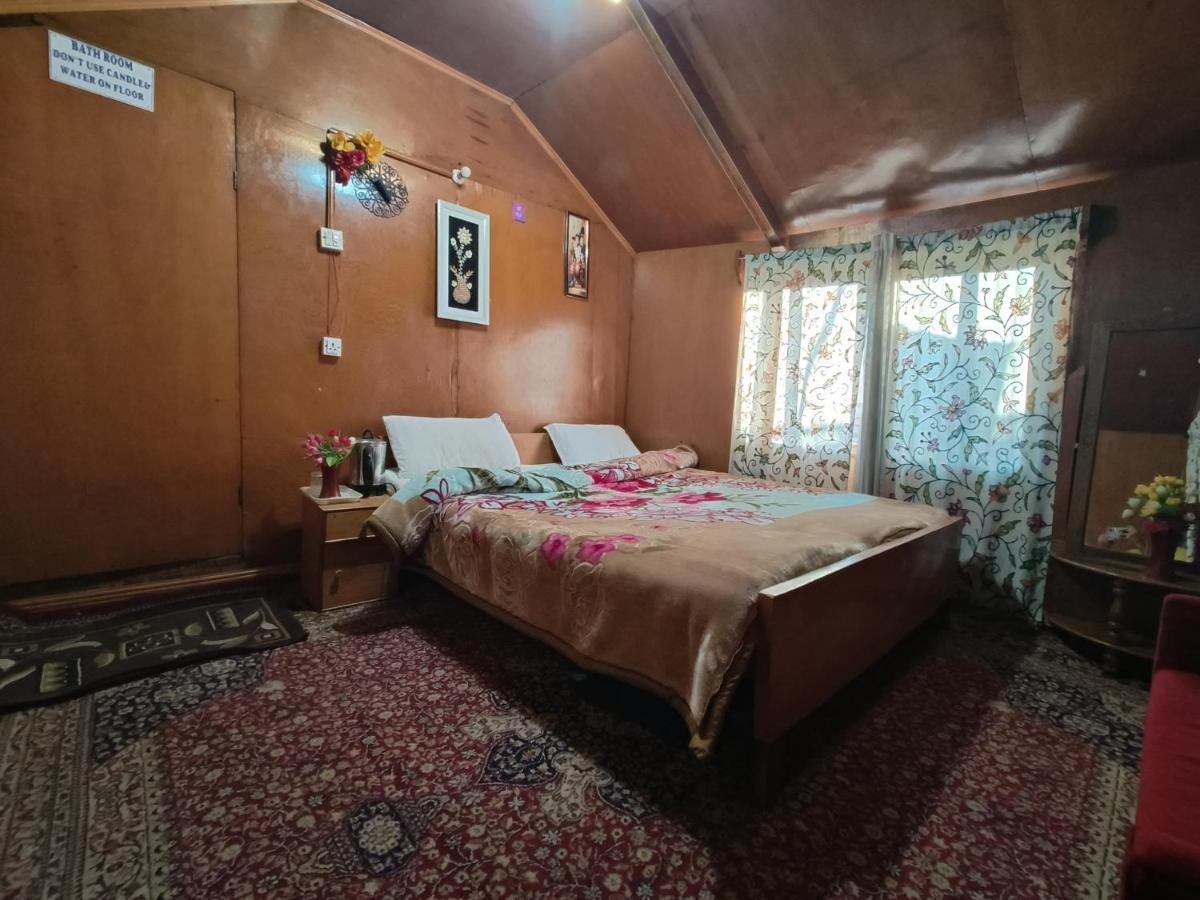 Houseboat New Suzan Hotel Srīnagar Buitenkant foto