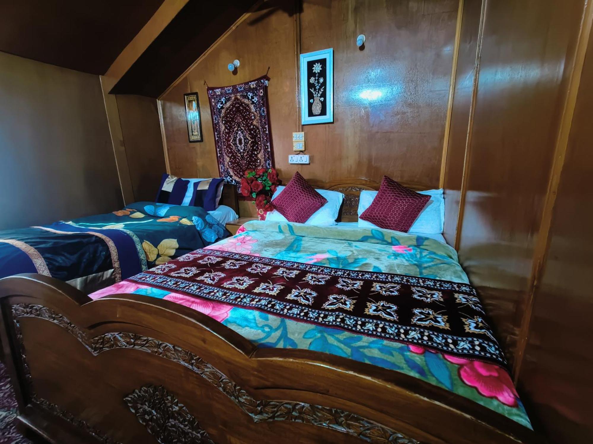 Houseboat New Suzan Hotel Srīnagar Buitenkant foto