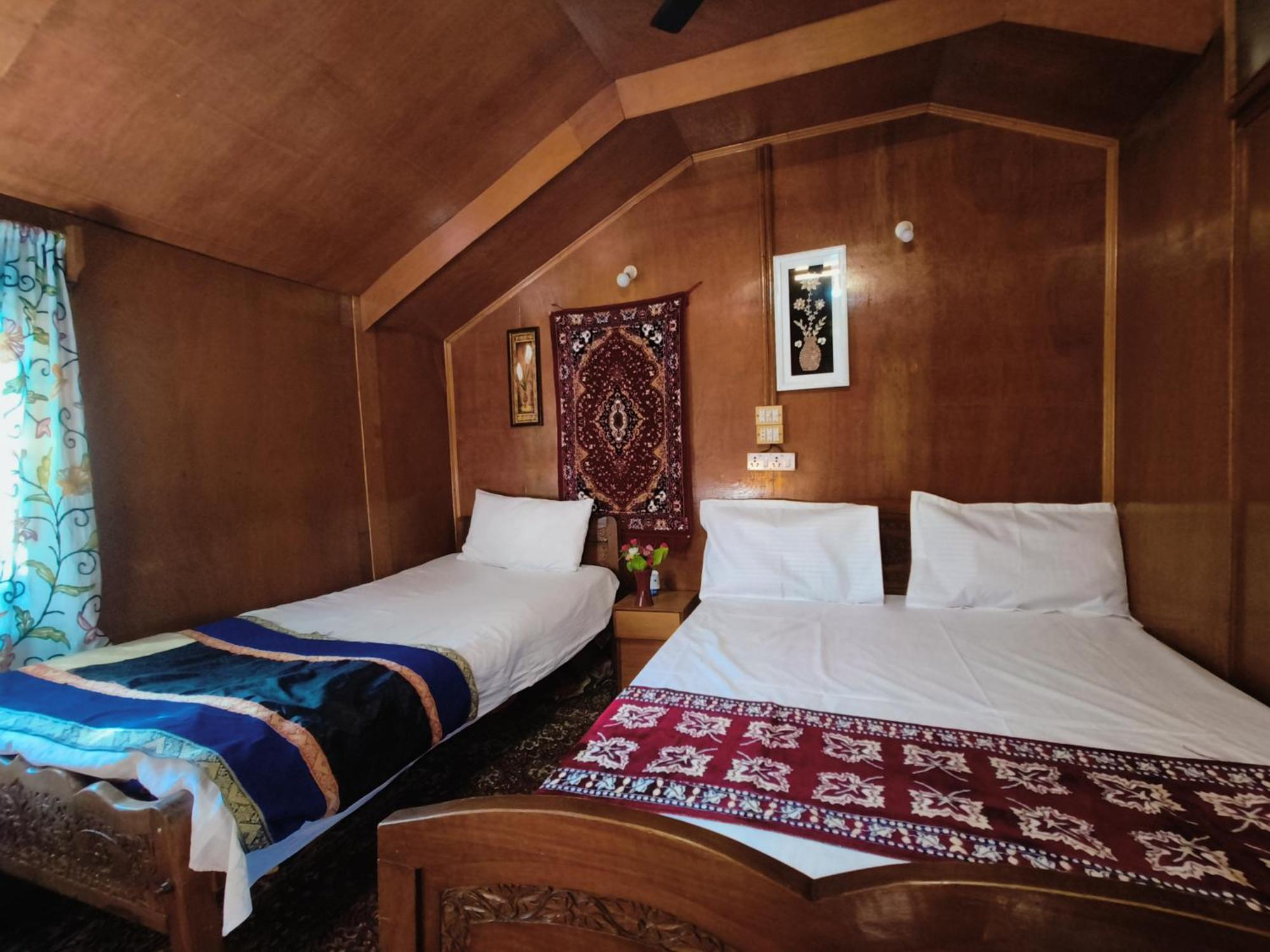 Houseboat New Suzan Hotel Srīnagar Buitenkant foto