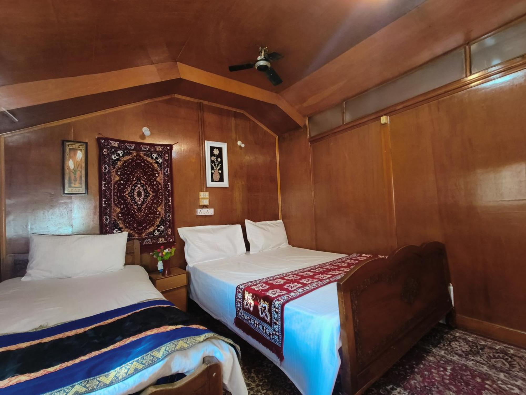 Houseboat New Suzan Hotel Srīnagar Buitenkant foto