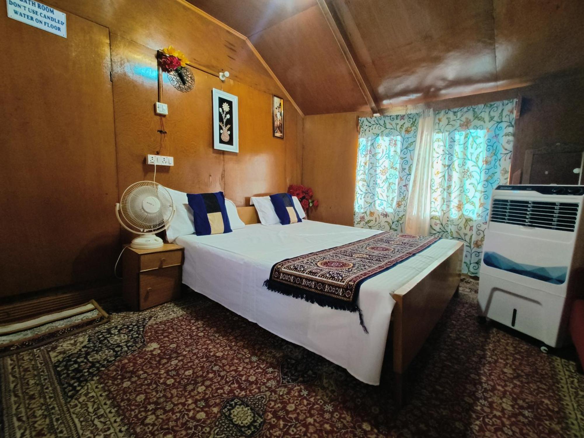 Houseboat New Suzan Hotel Srīnagar Buitenkant foto