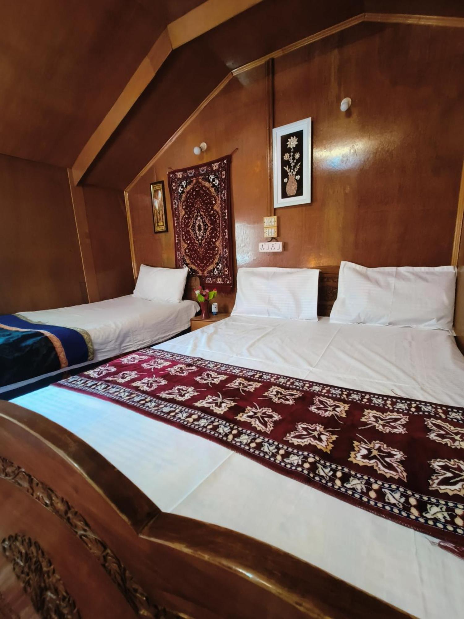 Houseboat New Suzan Hotel Srīnagar Buitenkant foto