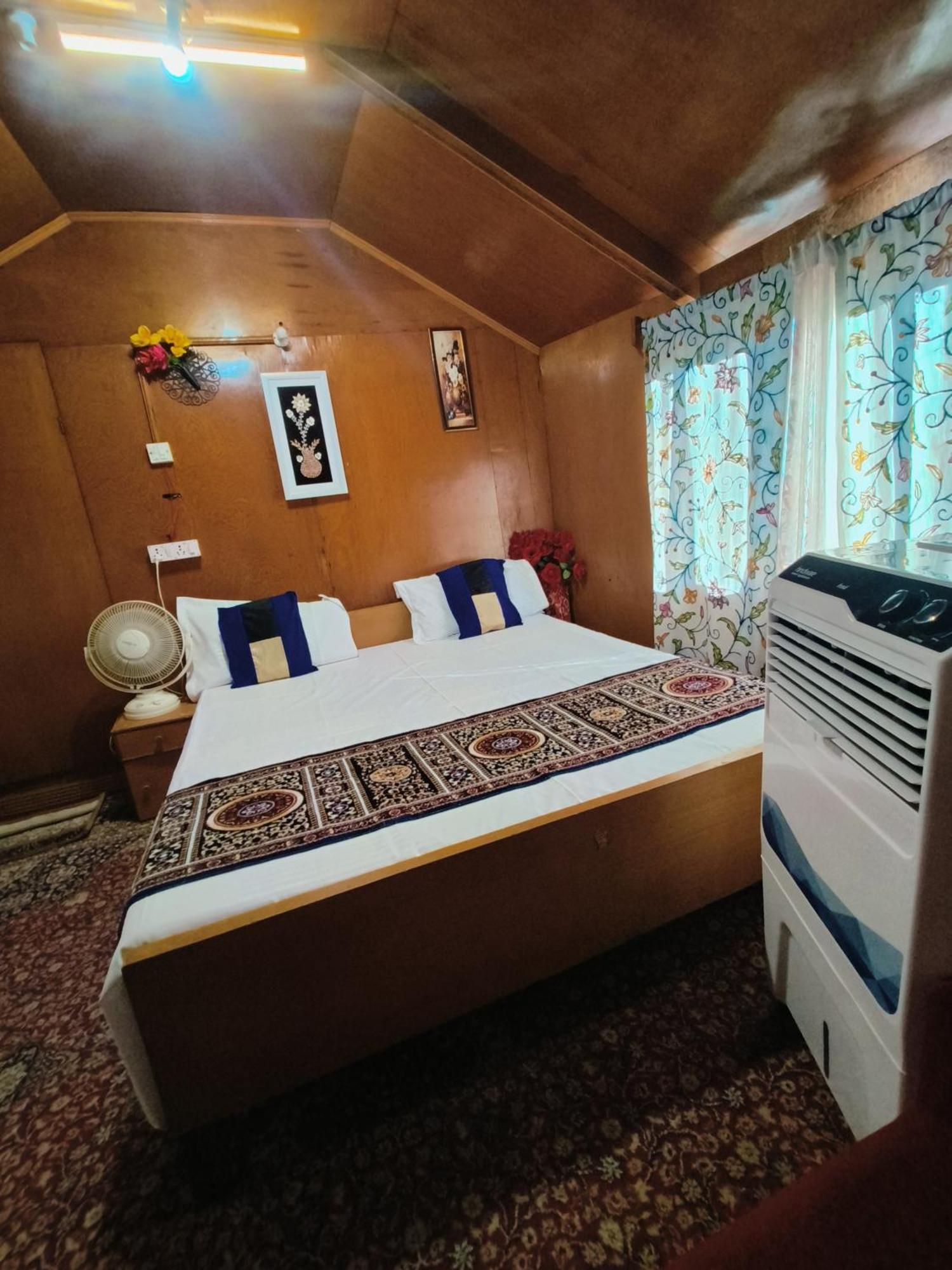 Houseboat New Suzan Hotel Srīnagar Buitenkant foto