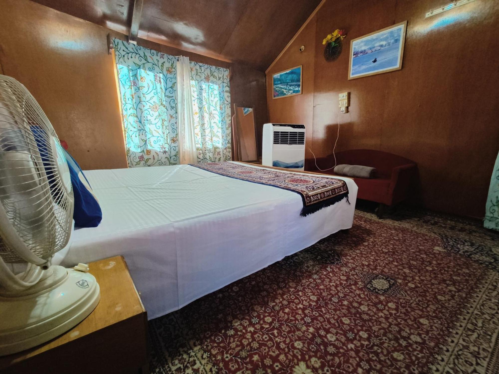 Houseboat New Suzan Hotel Srīnagar Buitenkant foto