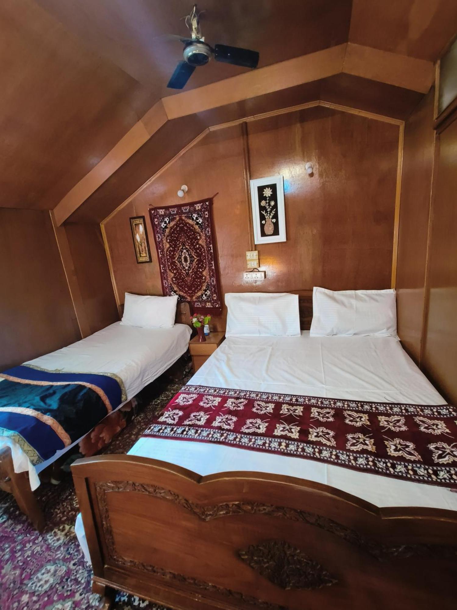 Houseboat New Suzan Hotel Srīnagar Buitenkant foto