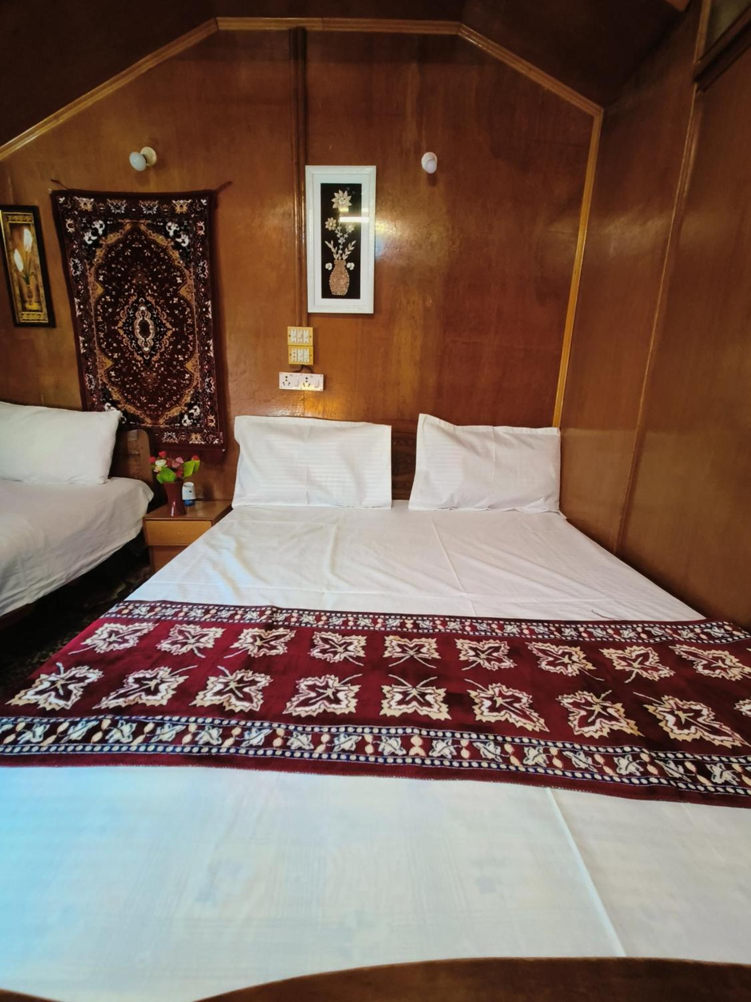 Houseboat New Suzan Hotel Srīnagar Buitenkant foto