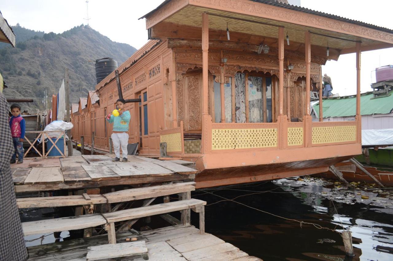 Houseboat New Suzan Hotel Srīnagar Buitenkant foto