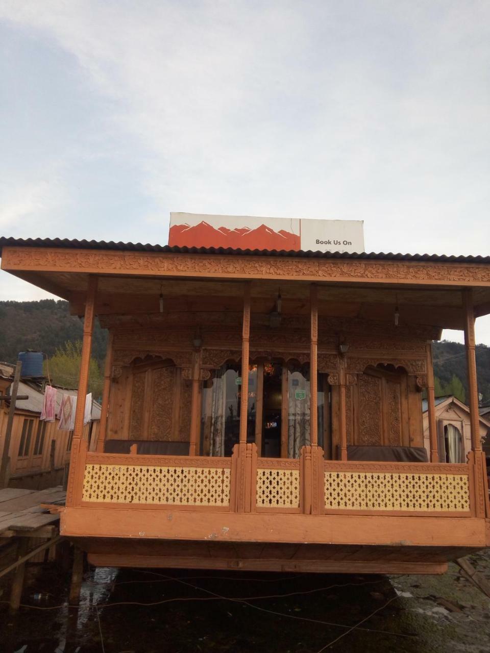 Houseboat New Suzan Hotel Srīnagar Buitenkant foto