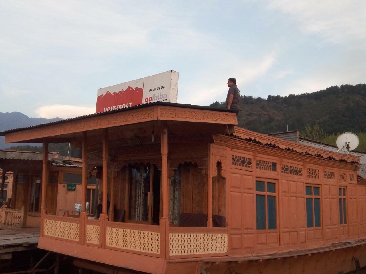Houseboat New Suzan Hotel Srīnagar Buitenkant foto