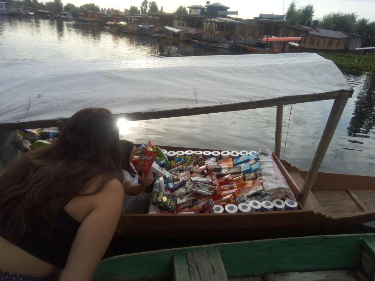 Houseboat New Suzan Hotel Srīnagar Buitenkant foto